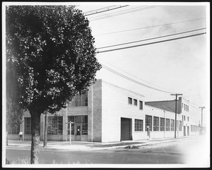 Exterior view of the DeLuxe Laundry Company building, 1900