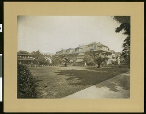 Exterior view of the side of La Casa Grande Hotel in Pasadena, ca.1907