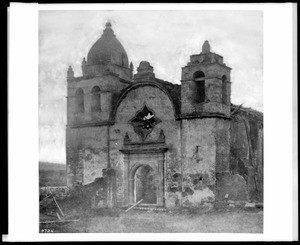 Exterior view of the Mission San Carlos Borromeo de Carmelo taken by Vischer, before 1875
