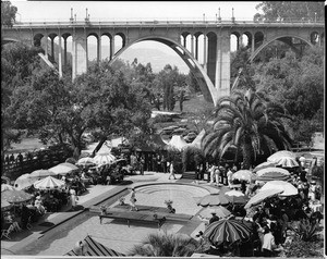 View of the swimming pool at the Hotel Vista del Arroyo in Pasadena, showing the Arroyo Seco bridge, ca.1940-1949