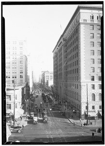 View of the 7th Street looking down southeast next to Figueroa Street, ca.1925