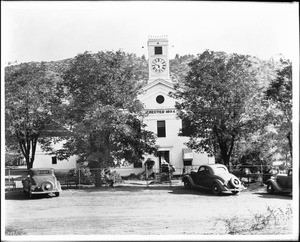 View of the old courthouse in Mariposa, ca.1930