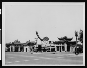 Exterior view of the Mandarin Market, otherwise called Motor Inn Market, a drive-in market on the northeast corner of LaMirada and Vine Street