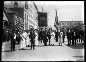 Civil War Musicians in a Memorial Day parade, Los Angeles Street, between 5th & 6th Streets, looking north, Los Angeles, ca.1915