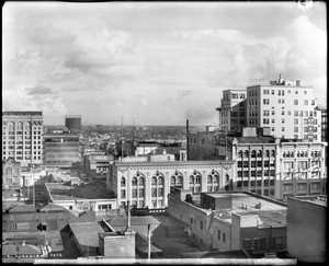 Panoramic view of Los Angeles, looking east from 6th Street and Hill Street, showing building tops and new construction, ca.1913