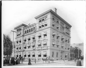 Exterior street view of the five-story California Club building on Fifth Street and Hill Street, ca.1905-1907