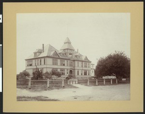 Exterior view of a high school in Santa Maria