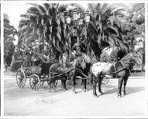 Saint James Park tally-ho and sightseers, ca.1900