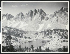 Kearsarge Pinnacles and pass on the eastern crest of the High Sierras, Fresno