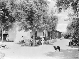 Exterior view of the Casa Verugo in Glendale, showing children and a dog, ca.1900