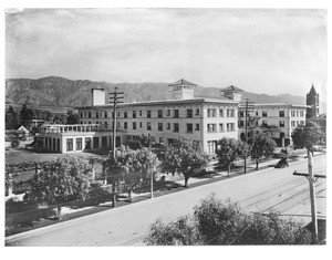 Exterior view of the Maryland Hotel on Colorado Boulevard in Pasadena, ca.1907