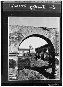 Courtyard of Mission San Luis Rey de Francia, ca.1900