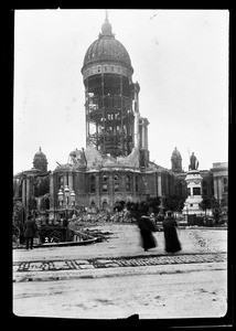 Exterior view of the City Hall in San Francisco, showing earthquake damage