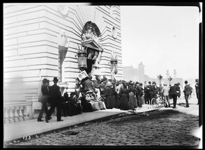 Mail distribution at the main post office, Stevenson Street entrance, San Francisco, 1906