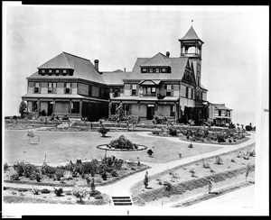 Exterior view of the Belmont Hotel and its yard, Belmont Avenue & 2nd Street, Los Angeles, ca.1885