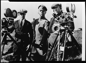 Portrait of Eric Von Stroheim between two cameramen, ca.1925