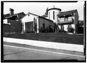 Exterior view of a Spanish-style house on the corner of Willetta Avenue and Ivarene Avenue in Hollywood, October 24, 1929