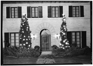 Outdoor Christmas tree at home of Thomas Kelley, December 1930