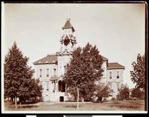 Exterior view of the East School in Salem, Oregon