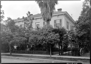 Exterior view of an unidentified clapboard apartment building