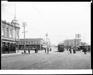 View of a streetcar in the middle of Pacific Drive in Redondo Beach, ca.1915