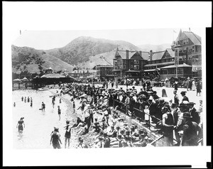 Crowded beach in front of the Metropole Hotel on Santa Catalina Island, ca.1904