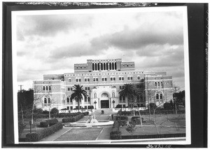 Exterior view of Doheny Memorial Library on the campus of the University of Southern California