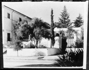 Exterior view of the athenaeum at the California Institute of Technology in Pasadena