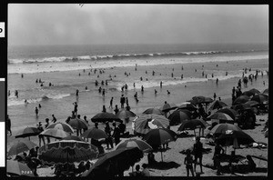 Weekend beach-goers at the Long Beach shore, ca.1925