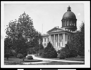 Portion of the exterior of the Oregon State Capitol and grounds in Salem