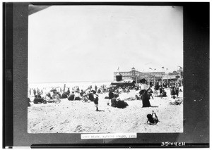 Bathing strand in Long Beach, 1909