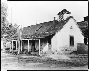 Exterior view of an adobe on Ninth Street near Santa Fe Avenue, Los Angeles, ca.1915