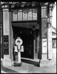 Entrance to the Arnold Drug Store in Los Angeles, ca.1910-1940