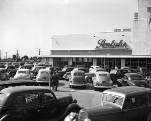 Exterior view of the new Ralphs supermarket on the corner of Crenshaw Boulevard and Rodeo Drive in Los Angeles, April 25, 1942