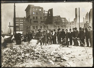 Bread line on 6th and Mission Streets after the earthquake, San Francisco, 1906