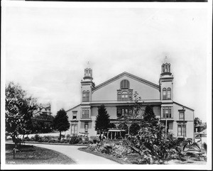 Exterior view of Hazard's Pavilion (later the site of the Temple Auditorium) at the intersection of Fifth Street and Olive Street, Los Angeles, ca.1895