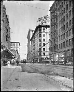 View of Sixth Street between Broadway and Spring Street, looking east, Los Angeles, ca.1905