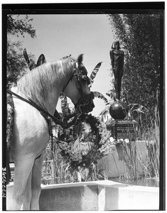 Horse in front of a memorial to Rudolph Valentino in Delongpre Park, Hollywood, 1933