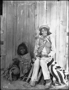 An old Walapai Indian couple with cactus fruit, Kingman, Arizona, 1902