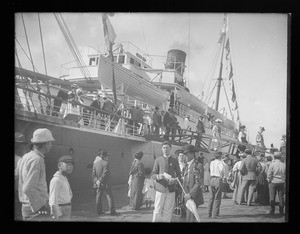 Passengers disembarking from the steamer "Ohio" at Honolulu, Hawaii, ca.1900-1907