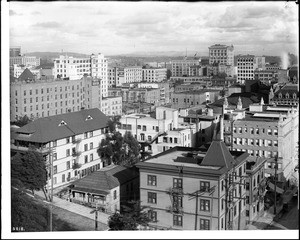 Panoramic view of Los Angeles, looking southeast on 5th Street from Grand Avenue, showing Pershing Square, ca.1913