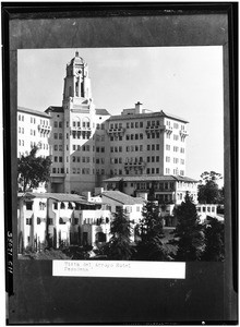 Exterior view of the Vista del Arroyo Hotel in Pasadena