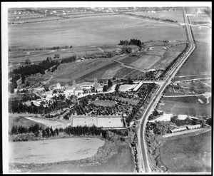 Aerial view of the Los Angeles Country Club on Wilshire Boulevard, 1918