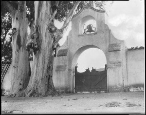Entrance to adobe homes (completed in 1849) of Don Ramundo Olivas on Rancho San Miguel between Ventura and Oxnard, 1900