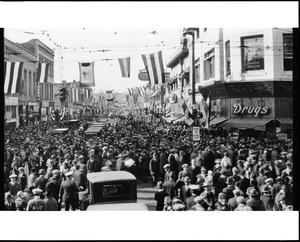 Crowd filling Colorado Street after the Tournament of Roses, Pasadena, ca.1926