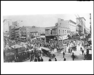 Huge crowds surround the All Night And Day Bank on the corner of Spring Street and Sixth Street, April, 1910