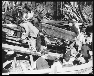 Men carry body out of bombed-out Los Angeles Times building, October 1910