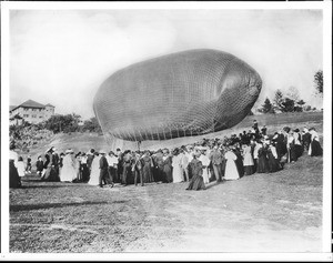 Roy Knabenshue's blimp dirigible on the grounds of the Hotel Raymond in Pasadena, ca.1903(?)