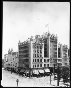 Exterior view of the Philharmonic Auditorium, located at Fifth and Olive Streets, showing patrons in line for a performance, ca.1907