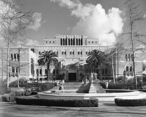 Exterior view of the front of the Edward L. Doheny, Jr. Memorial Library at the University of Southern California